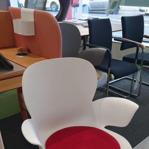 Besucherstuhl Calixo von Köhl (weiß oder grau)