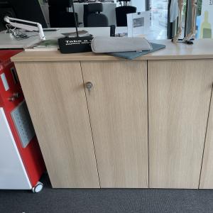 Hammerbacher XBHM mit Zubehör und Sideboard-Schränken Hammerbacher XBHM mit Zubehör und Sideboard-Schränken